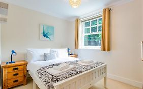 Pass The Keys Quiet 2-Bed Apartment On The Ground Floor